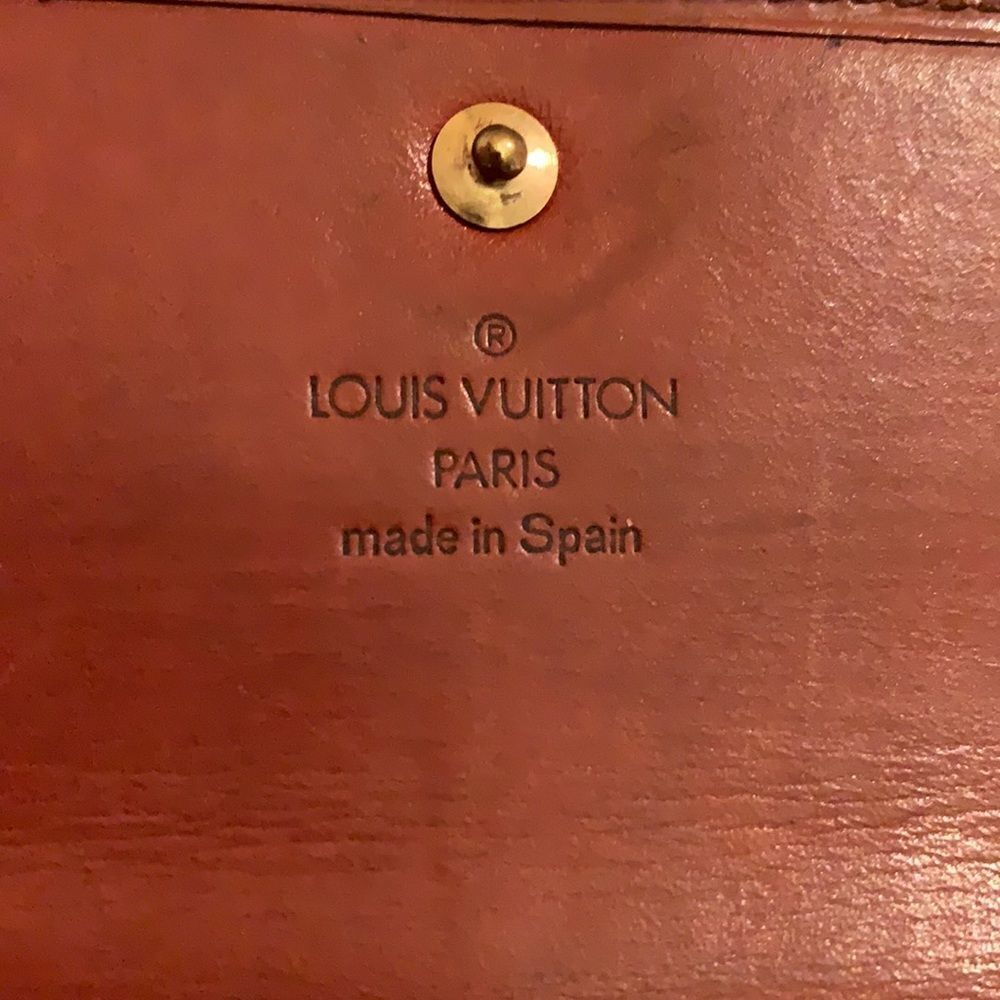 Authentic Louis Vuitton long epi wallet unisex - Picture 2 of 16